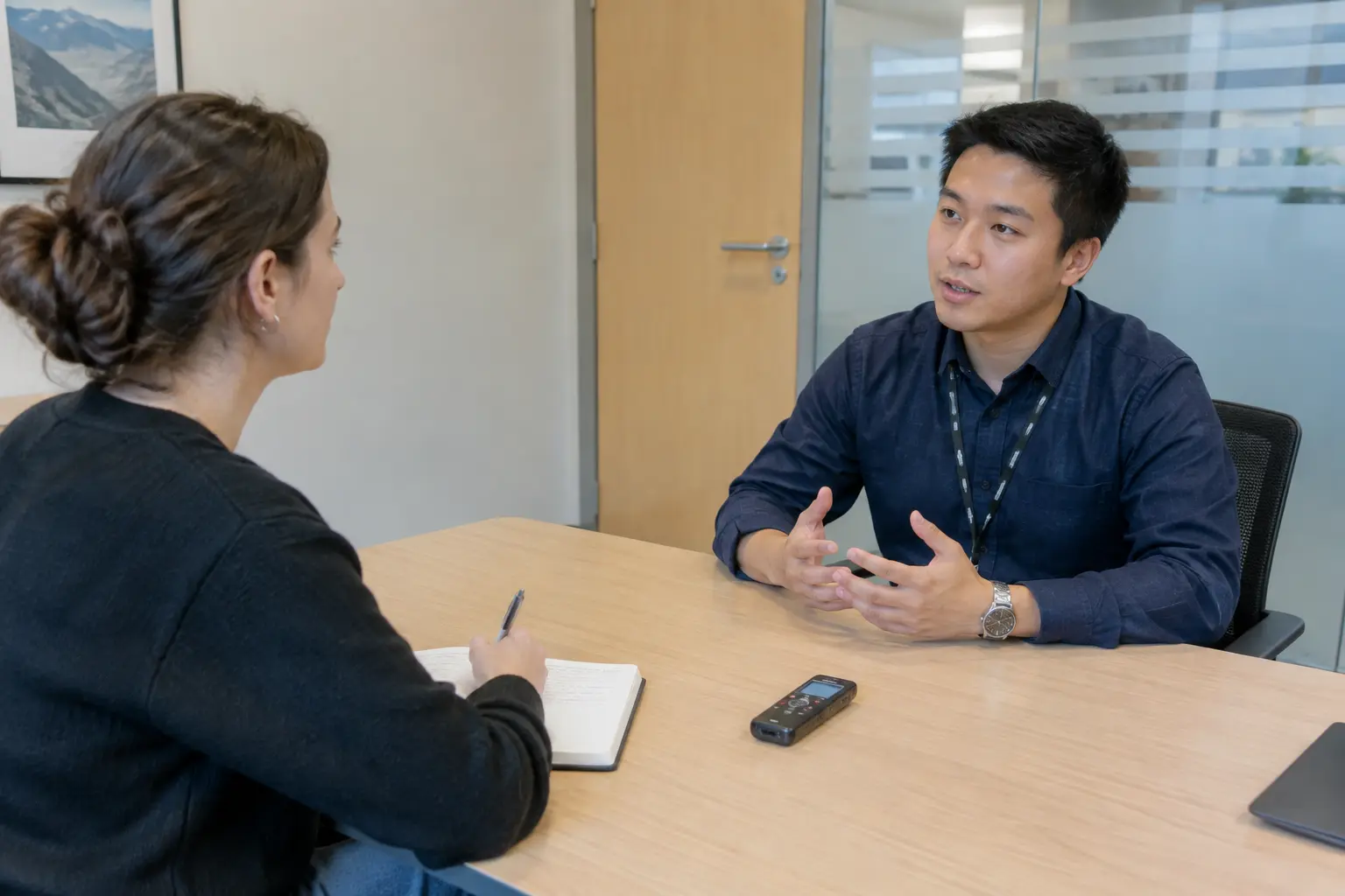Stagiair interviewt een collega als onderdeel van de dataverzameling